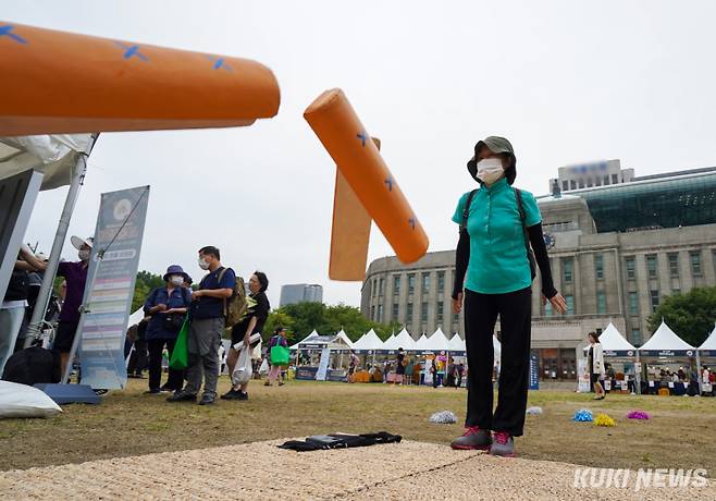 2일 서울 중구 서울광장에서 열린 '2024 추석 농수특산물 서울장터'에서 한 시민이 윷놀이를 하고 있다.