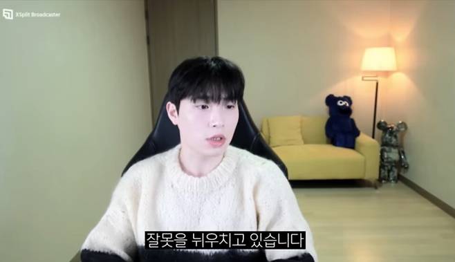 여자친구를 폭행하고 경찰 출동 전 폭행 흔적을 없애려고 시도한 것으로 조사된 유명 유튜버 '웅이'(본명 이병웅)이 지난 2월 방송하고 있는 모습. ⓒ유튜브 채널