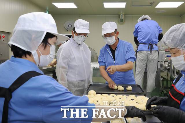 배광식(왼쪽 두번 째) 대구 북구청장이 2일 베이커리 제조업체인 '참브레드'를 찾아 장애인 고용 확대와 현황에 대해 논의하는 시간을 가졌다./북구청