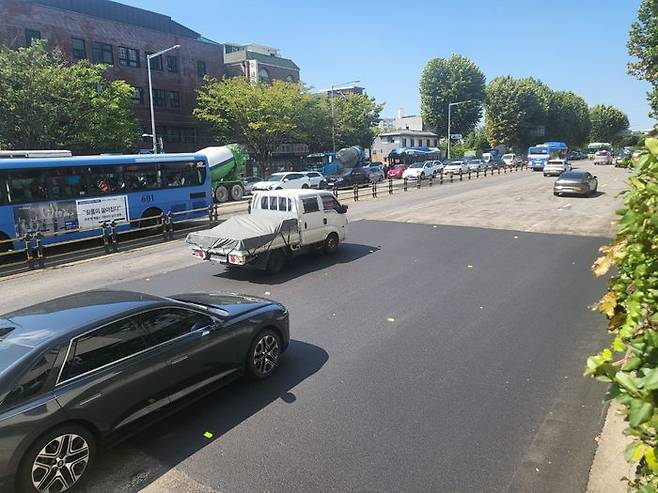 땅꺼짐 사고 후 보수를 마친 서울 서대문구 연희동 성산로 도로 일대. 차량들이 통행하고 있다.ⓒ데일리안 허찬영 기자