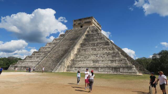 치첸이트사의 상징인 엘 카스티요 피라미드. 박태수 수필가