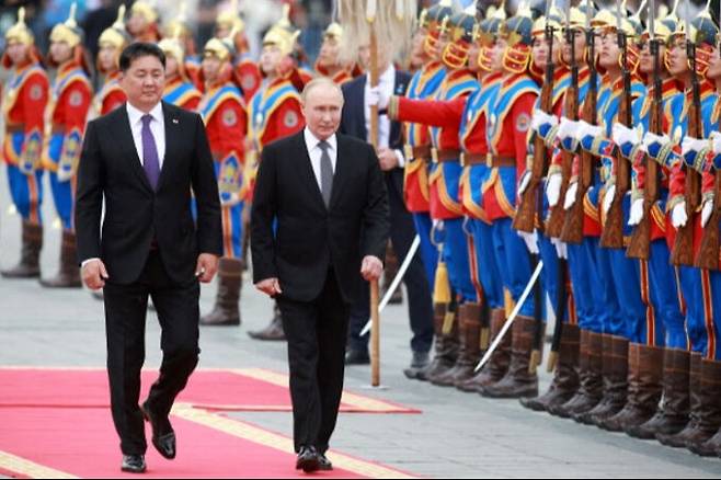 3일(현지시간) 몽골을 방문한 블라디미르 푸틴 러시아 대통령(오른쪽)이 오흐나 후렐수흐 몽골 대통령과 함께 레드카펫 위를 걸으며 몽골군 의장대를 사열하고 있다. EPA연합뉴스