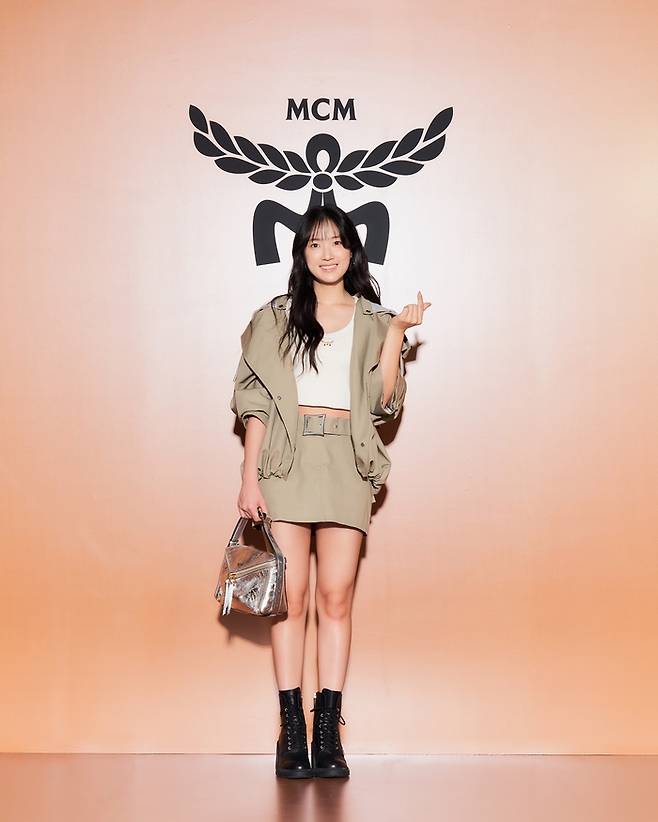 김혜윤. MCM 웨어러블 카사 컬렉션.