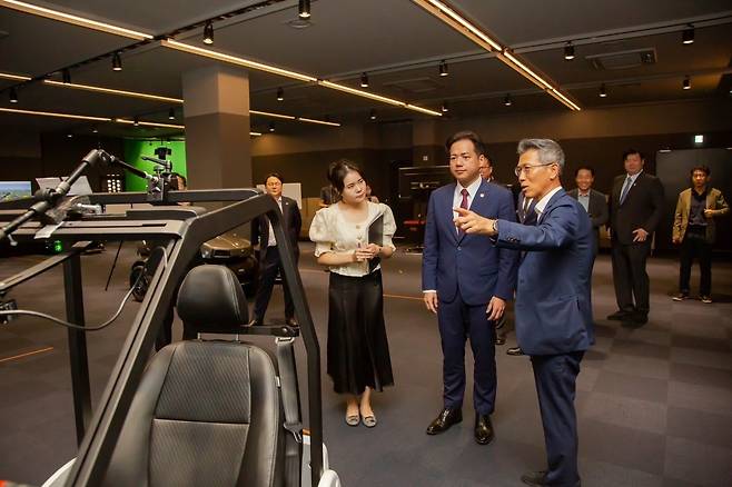 이노시뮬레이션 조준희 대표(왼쪽)가 대만 신주시 신주시장(중앙) 및 시 관계관들에게 보유하고 있는 XR 솔루션 및 첨단 시뮬레이션 시스템을 소개하고 신주시의 스마트 시티 추진을 위한 다양한 방안을 제시하고 있다. 사진=이노시뮬레이션 제공