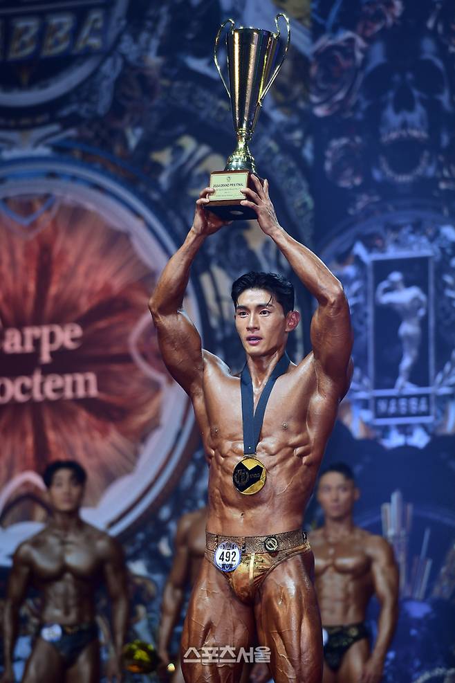 정대진이 우승 트로피를 들고 기뻐하고 있다. 이주상기자 rainbow@sportsseoul.com