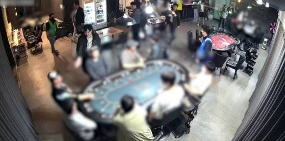 충북경찰청 강력범죄수사대가 22일 불법 도박장을 개설한 조직폭력배 일당을 구속송치했다고 밝혔다. 사진 충북경찰청 강수대