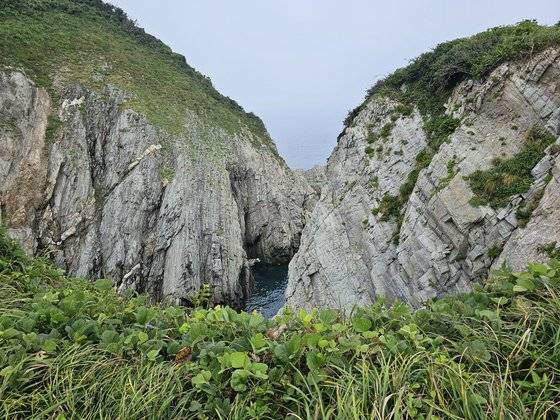 목넘 쉼터 일대는 초원과 수려한 암반이 어우러져서 절경을 이룬다.