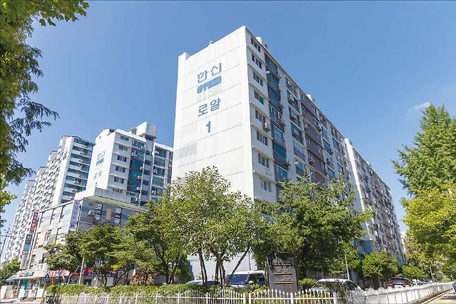 한동안 찬밥 신세였던 리모델링 추진 단지가 늘어나는 모습이다. 사진은 리모델링을 추진해온 서울 서초구 잠원한신로얄. (윤관식 기자)