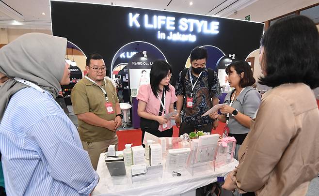 5일 인도네시아 자카르타 JCC 전시장에서 열린 '2024 자카르타 국제 프리미엄 소비재전'을 찾은 참가자들이 전시부스를 찾아 업체 관계자들과 상담하고 있다. 자카르타=사진공동취재단