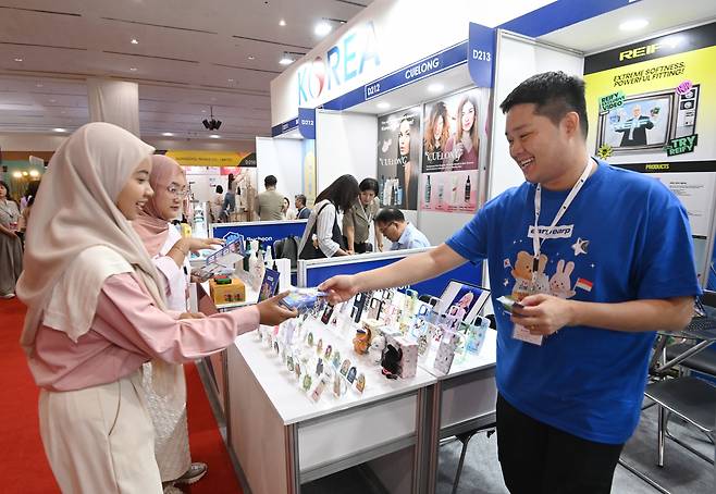 5일 인도네시아 자카르타 JCC 전시장에서 열린 '2024 자카르타 국제 프리미엄 소비재전'을 찾은 참가자들이 전시부스를 찾아 업체 관계자들과 상담하고 있다. 자카르타=사진공동취재단