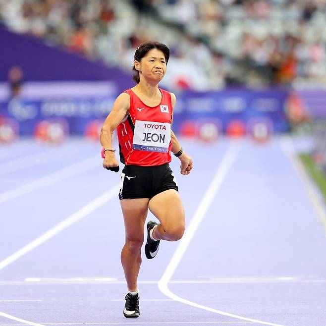 전민재가 5일(한국시간) 스타드 드 프랭스에서 열린 2024파리패럴림픽 육상 여자 100m T36 결선에서 결승선을 통과해 기록을 확인하고 있다. 사진제공|대한장애인체육회