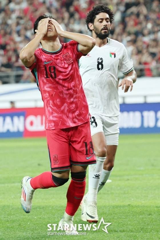 2026 북중미 월드컵 아시아 지역 3차 예선 한국-팔레스타인전이 5일 오후 서울월드컵경기장에서 열렸다. 이강인이 결정적인 슈팅이 빗나가자 아쉬워하고 있다. /사진=김진경 대기자