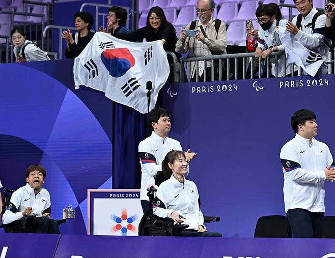 보치아 대표팀 정호원-강선희가 6일(한국시간) 프랑스 파리 사우스 파리 아레나1에서 열린 2024 파리 패럴림픽 보치아 혼성 페어 결승에서 홍콩에 아쉽게 패하며 은메달을 목에 걸었다. 사진 | 대한장애인체육회