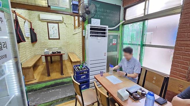 부산시 영도구 대평동 \\\'깡깡이마을\\\' 안에 있는 돼지국밥집 옥이네집 내부. 김영동 기자
