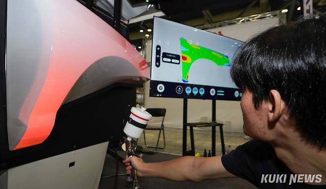 6일 고양시 킨텍스 제2전시장에서 열린 '2024 오토살롱위크'에서 평소 자동차에 관심이 많은 이준엽(19) 씨가 아주대학교 자동차학과 부스의 보수도장 교육용 시뮬레이터를 시연하고 있다. 그는 "일본의 유명 자동차 튜닝 기업인 '리버티 워크'의 제품을 관람하기 위해서 전시장을 찾았다"며 "평소 관심이 있는 튜닝 장비도 만져볼 수 있어 좋은 경험이었다"고 말했다.