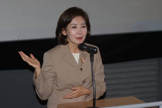 나경원 국민의힘 의원이 지난 4일 서울 종로구 CGV 피카디리1958에서 열린 가치봄 영화제 영화‘소풍’ 상영회에서 인사말을 하고 있다. 연합뉴스