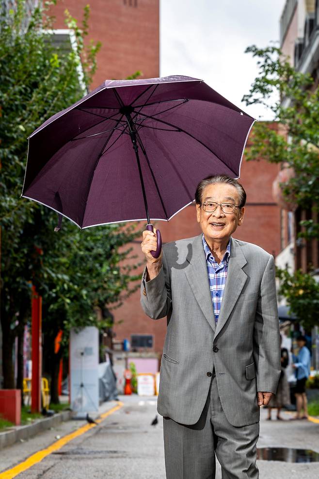 인터뷰가 끝나고 연습실로 향하는 이순재. 작년에 연극과 드라마 등이 겹쳐 10kg이 빠지는 바람에 옷이 헐렁해 보였다. 그는 “이 옷도 30년 전에 산 것”이라며 “양복 맞춘 지 40년은 된 것 같은데 뭐 어떠냐. 이게 편하고, 남의 시선은 신경 쓰지 않는다”고 했다. /이신영 영상미디어 기자