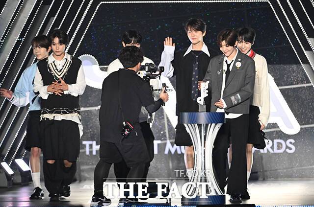 <더팩트>가 주최하고 팬앤스타와 필링바이브(FEELINGVIVE)가 주관하는 '2024 더팩트 뮤직 어워즈(2024 THE FACT MUSIC AWARDS, TMA)'가 8일 오후 일본 오사카 '교세라 돔 오사카'에서 열린 가운데 '월드 베스트 퍼포머' 상을 받은 그룹 엔시티 위시(NCT WISH)가 수상 소감을 밝히고 있다. /교세라 돔 오사카=이새롬·남윤호·박헌우 기자