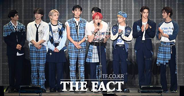 <더팩트>가 주최하고 팬앤스타와 필링바이브(FEELINGVIVE)가 주관하는 '2024 더팩트 뮤직 어워즈(2024 THE FACT MUSIC AWARDS, TMA)'가 8일 오후 일본 오사카 '교세라 돔 오사카'에서 열린 가운데 '글로벌 제너레이션' 상을 받은 그룹 앤팀(&TEAM)이 수상 소감을 밝히고 있다. /교세라 돔 오사카=이새롬·남윤호·박헌우 기자