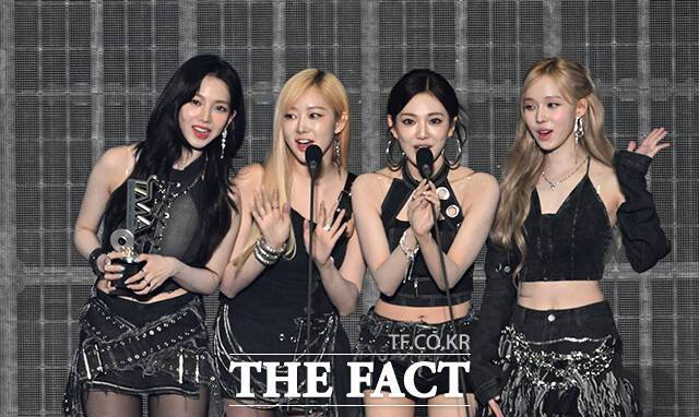 <더팩트>가 주최하고 팬앤스타와 필링바이브(FEELINGVIVE)가 주관하는 '2024 더팩트 뮤직 어워즈(2024 THE FACT MUSIC AWARDS, TMA)'가 8일 오후 일본 오사카 '교세라 돔 오사카'에서 열린 가운데 '올해의 아티스트' 상을 받은 그룹 에스파(aespa)가 수상 소감을 밝히고 있다. /교세라 돔 오사카=박헌우 기자