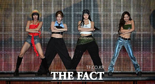 <더팩트>가 주최하고 팬앤스타와 필링바이브(FEELINGVIVE)가 주관하는 '2024 더팩트 뮤직 어워즈(2024 THE FACT MUSIC AWARDS, TMA)'가 8일 오후 일본 오사카 '교세라 돔 오사카'에서 열린 가운데 그룹 키스오브라이프가 화려한 공연을 펼치고 있다. /교세라 돔 오사카=남윤호 기자