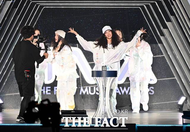 <더팩트>가 주최하고 팬앤스타와 필링바이브(FEELINGVIVE)가 주관하는 '2024 더팩트 뮤직 어워즈(2024 THE FACT MUSIC AWARDS, TMA)'가 8일 오후 일본 오사카 '교세라 돔 오사카'에서 열린 가운데 '무신사 인기상' 부문을 수상한 뉴진스(NewJeans)가 소감을 밝히고 있다. /교세라 돔 오사카=이새롬 기자