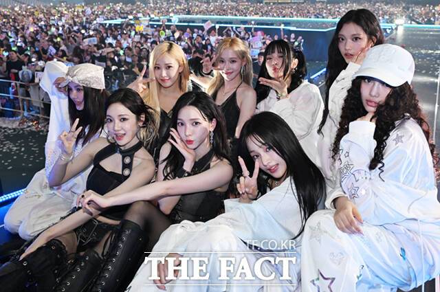 <더팩트>가 주최하고 팬앤스타와 필링바이브(FEELINGVIVE)가 주관하는 '2024 더팩트 뮤직 어워즈(2024 THE FACT MUSIC AWARDS, TMA)'가 8일 오후 일본 오사카 '교세라 돔 오사카'에서 열린 가운데 에스파와 뉴진스가 관객들과 함께 기념 촬영하고 있다. /교세라 돔 오사카=이새롬 기자