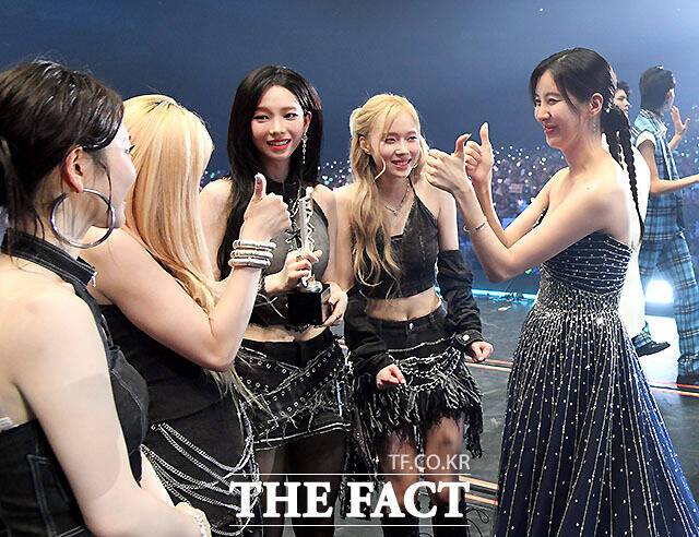 <더팩트>가 주최하고 팬앤스타와 필링바이브(FEELINGVIVE)가 주관하는 '2024 더팩트 뮤직 어워즈(2024 THE FACT MUSIC AWARDS, TMA)'가 8일 오후 일본 오사카 '교세라 돔 오사카'에서 열린 가운데 서현(오른쪽)이 대상을 수상한 그룹 에스파를 축하해 주고 있다. /교세라 돔 오사카=이효균 기자