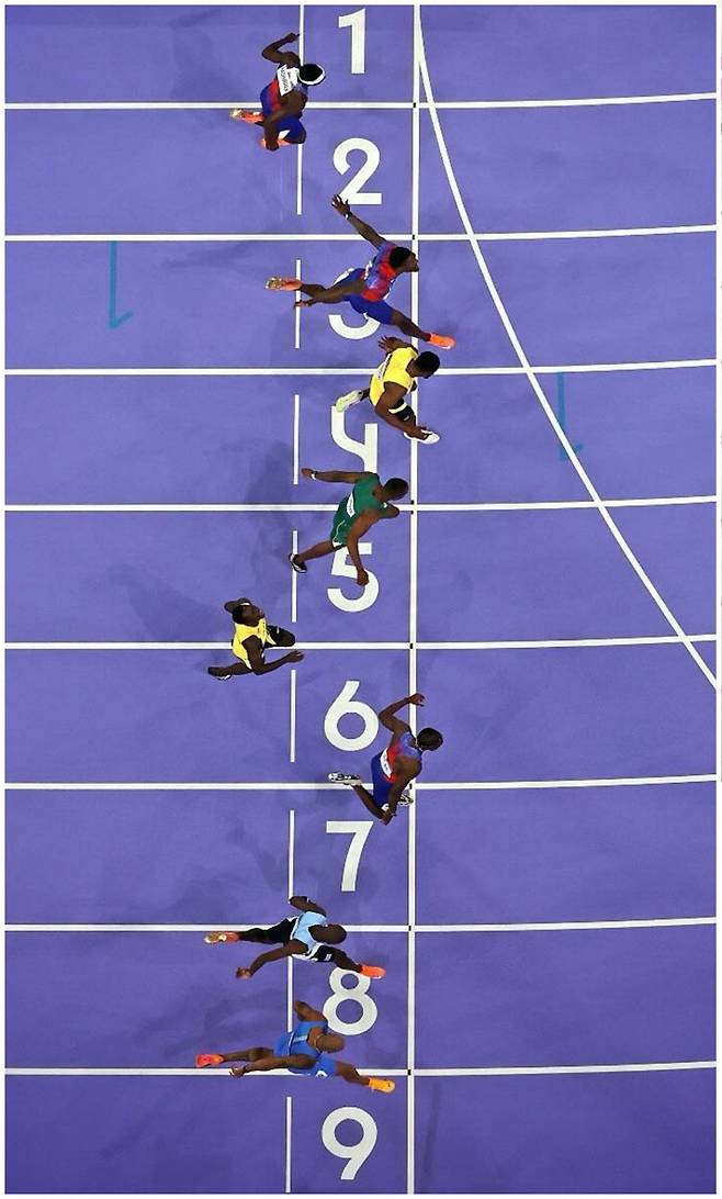 게티이미지의 영국 사진기자 리처드 히스코트가 로보틱스 카메라로 촬영한 2024 파리 올림픽 육상 남자 100m 결승전의 ‘결정적 순간’. 7번 레인의 노아 라일스(미국)가 0.005초 차로 결승선을 1위로 통과하는 장면이 깨끗한 해상도로 촬영됐다. 사진 출처 리처드 히스코트 인스타그램