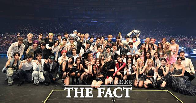 <더팩트>가 주최하고 팬앤스타와 필링바이브(FEELINGVIVE)가 주관하는 '2024 더팩트 뮤직 어워즈(2024 THE FACT MUSIC AWARDS, TMA)'가 8일 오후 일본 오사카 '교세라 돔 오사카'에서 열린 가운데 출연 아티스트들이 관객들과 기념촬영하고 있다. /교세라 돔 오사카=이새롬·남윤호·박헌우 기자