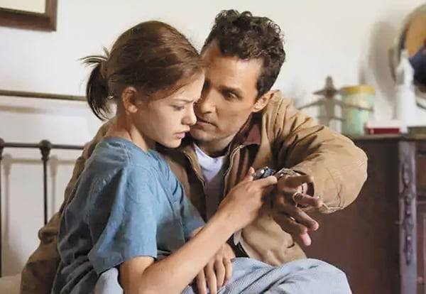 영화 ‘인터스텔라’에서 주인공들이 이 시계를 들여다보는 장면. /워너브러더스