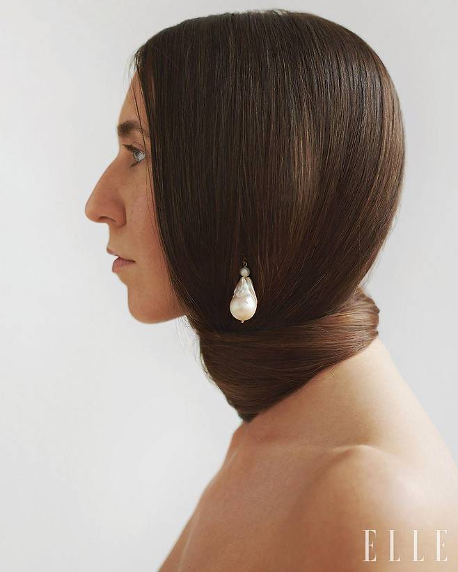 이어링은 Szentágotay Rita Jewelry.