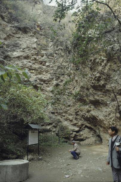 1989년 당시 저우커우뎬 동굴 제1 지점과 지층 단면 광장의 모습. 1989년도. 오른쪽 가방을 멘 이가 조선족 출신의 세계적인 고동물학자인 김창주(金昌柱) 교수다.
