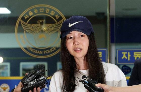 배임 혐의로 경찰조사를 마친 민희진 어도어 대표가 지난 7월 9일 오후 서울 용산경찰서에서 취재진의 질문에 답변하고 있다. 민 대표는 이날 오후 피고발인 조사를 받기 위해 용산경찰서에 출석했다. 뉴스1