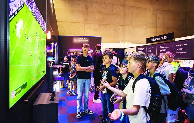 삼성전자 전시관에서는 관람객들이 대형 화면을 통해 게이밍을 경험해보고 있다. 삼성전자 제공