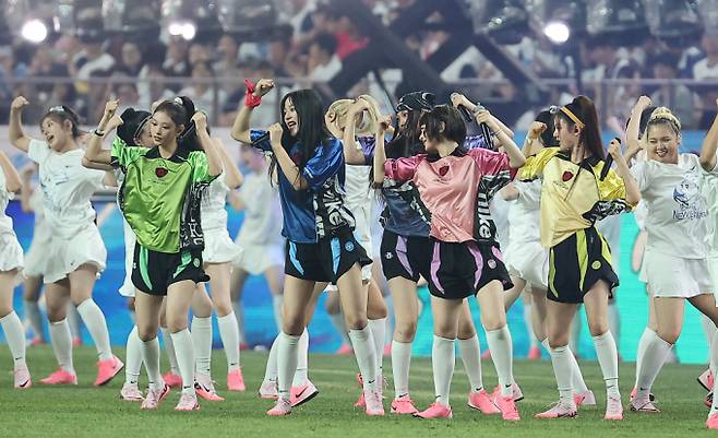 그룹 뉴진스가 '더팩트 뮤직 어워드'에 참석해 민희진 전 어도어 대표를 언급했다. 사진은 뉴진스가 쿠팡플레이 시리즈 잉글랜드 프리미어리그 경기에서 축하공연을 하는 모습. /사진=뉴스1