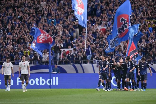 일본 축구대표팀 선수들이 5일 중국을 상대로 잇달아 골을 터뜨리자 일본 축구팬들이 열광하고 있다. 신화연합뉴스