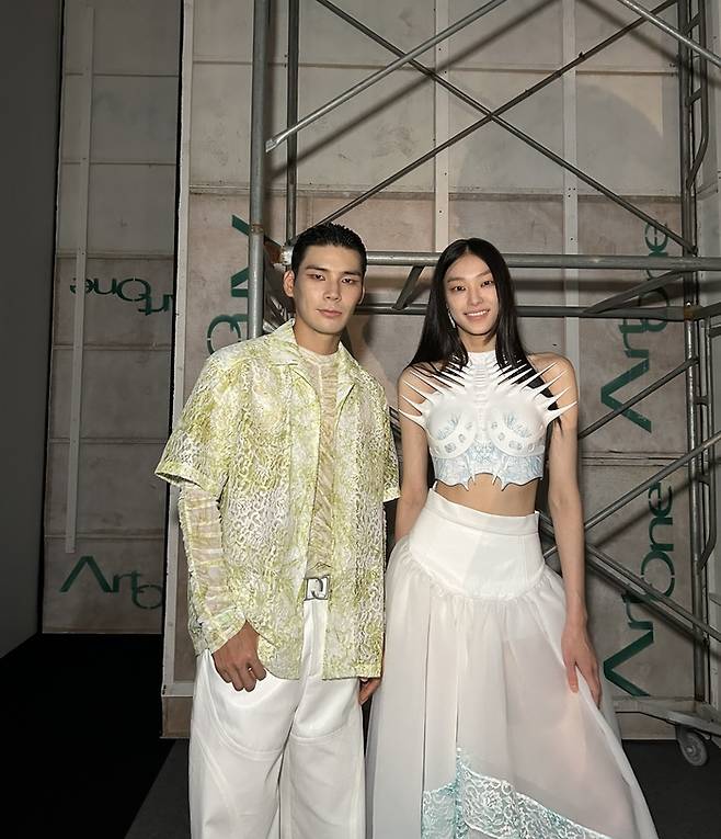 모델 이석찬과 김설희. 케이플러스