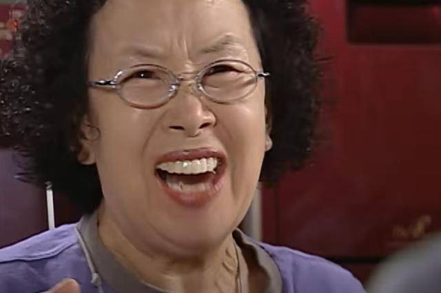 시트콤 '거침없이 하이킥'에서 나문희가 호박고구마 발음을 두고 신경을 긁는 며느리를 참다못해 "호박고구마"라고 소리 지르고 있다. MBC 영상 캡처