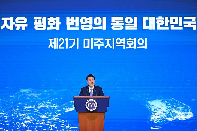 윤석열 대통령이 10일 오후 서울의 한 호텔에서 열린 민주평화통일자문회의 미주지역 자문위원과의 통일대화에서 격려사를 하고 있다. 대통령실 제공