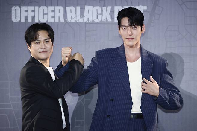 Kim Sung-kyun (left) and Kim Woo-bin pose for a photo during a press conference of “Officer Black Belt” in Seoul on Tuesday. (Yonhap)