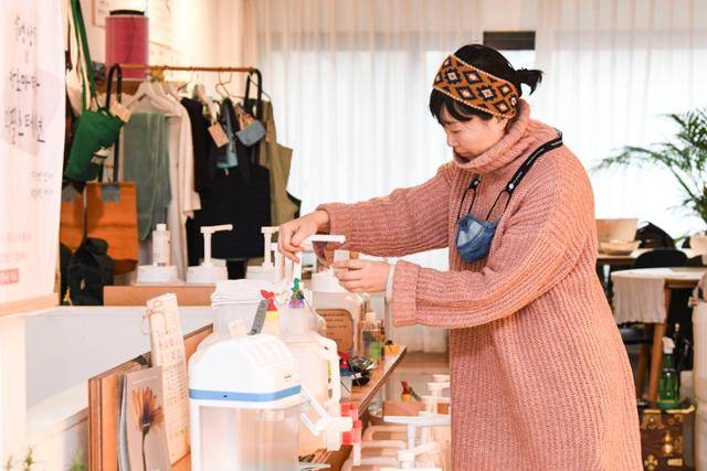 고금숙 알맹상점 대표가 지난 2021년 11일 서울 마포구에 위치한 제로웨이스트숍 알맹상점에서 판매하는 리필 제품 이용 방법을 시연하고 있습니다. 고 대표는 오래도록 동남아 여행을 사랑했지만, 비행기에서 배출되는 탄소량을 알고 난 뒤부터는 몇 년째 해외여행을 자제하고 있다고 해요. 대신 해외 출장을 갈 일이 생기면 배나 기차 등 다른 교통편을 이용합니다. 한국일보 자료사진
