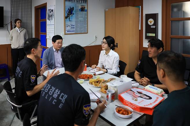 김건희 여사가 10일 ‘세계 자살 예방의 날’을 맞아 서울 한강경찰대 망원치안센터 근무자들과 대화를 나누고 있다. / 사진=대통령실 제공