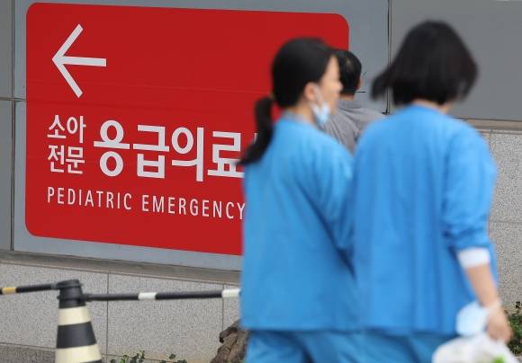 응급실 지나는 의료진 - 추석 연휴를 앞두고 전국 병원 곳곳이 응급실 운영에 차질을 빚고 있는 가운데 10일 오전 서울 시내 한 대형병원 응급실 앞에서 의료진이 이동하고 있다. 2024.9.10. 연합뉴스