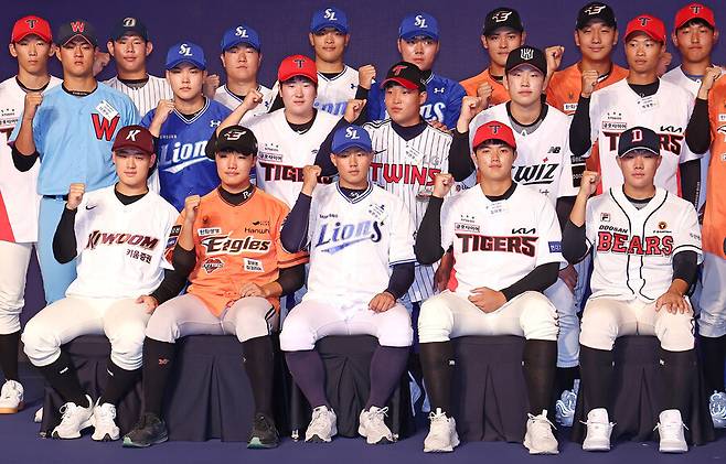 각 구단의 지명을 받은 선수들이 11일 오후 서울 송파구 롯데호텔 월드 크리스탈볼룸에서 열린 2025 KBO 신인 드래프트에서 기념촬영을 하고 있다. 연합뉴스