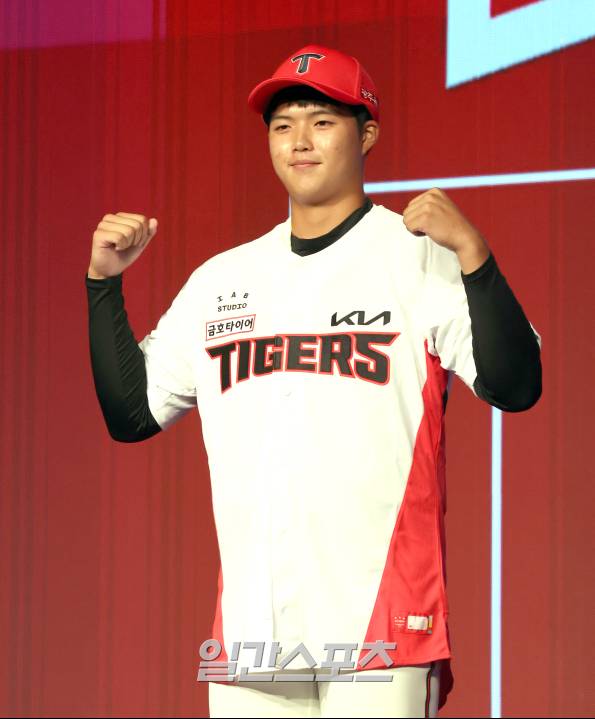 2025 KBO 신인드래프트가 11일 오후 서울 송파구 롯데호텔월드 크리스탈볼룸에서 열렸다. KIA에 1라운드 지명된 덕수고 김태형이 포토타임을 갖고 있다. 잠실=정시종 기자 /2024.09.11.