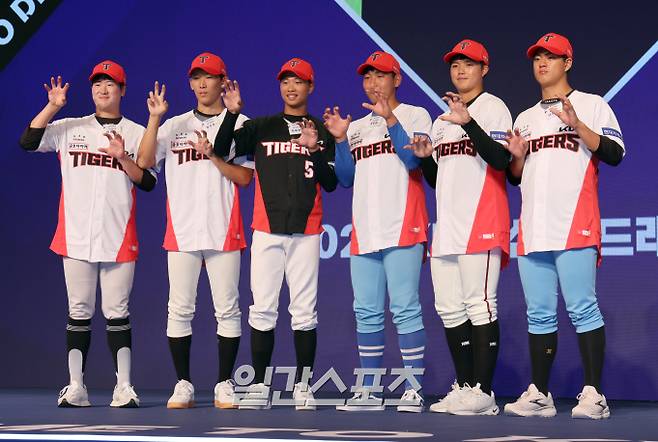 2025 KBO 신인드래프트가 11일 오후 서울 송파구 롯데호텔월드 크리스탈볼룸에서 열렸다. KIA에 지명된 신인 선수들이 포토타임을 갖고 있다. 잠실=정시종 기자 /2024.09.11.