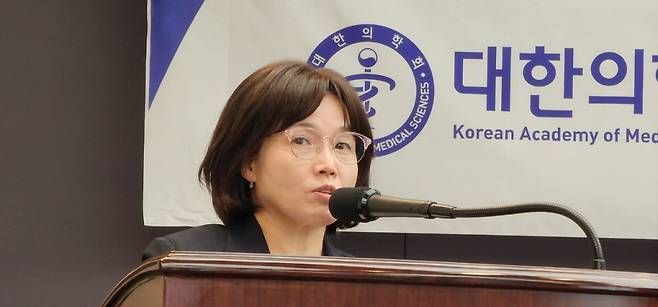 대한의학회가 11일 서울 중구 프레스센터에서 개최한 '인턴제도 및 전공의 수련환경 개선 연구 결과 관련 기자간담회'에서 윤신원(중앙대병원) 대한소아청소년과 수련교육이사는 "수도권과 비수도권의 전공의 정원 비율을 일률적으로 5대 5로 맞출 게 아니라, 탄력 정원제를 시행해야 한다"고 주장했다. /사진=정심교 기자