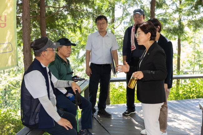 김미경(오른쪽) 서울 은평구청장이 관내 봉산 편백숲에서 구민들과 만나 이야기를 나누고 있다. 은평구청 제공
