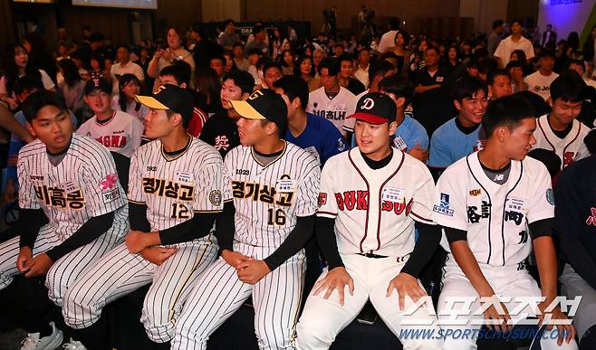 11일 롯데호텔 월드 서울에서 열린 2025 KBO 드래프트, 드래프트에 참가한 선수들이 행사 시작을 기다리고 있다. 잠실=허상욱 기자 wook@sportschosun.com/2024.09.11/